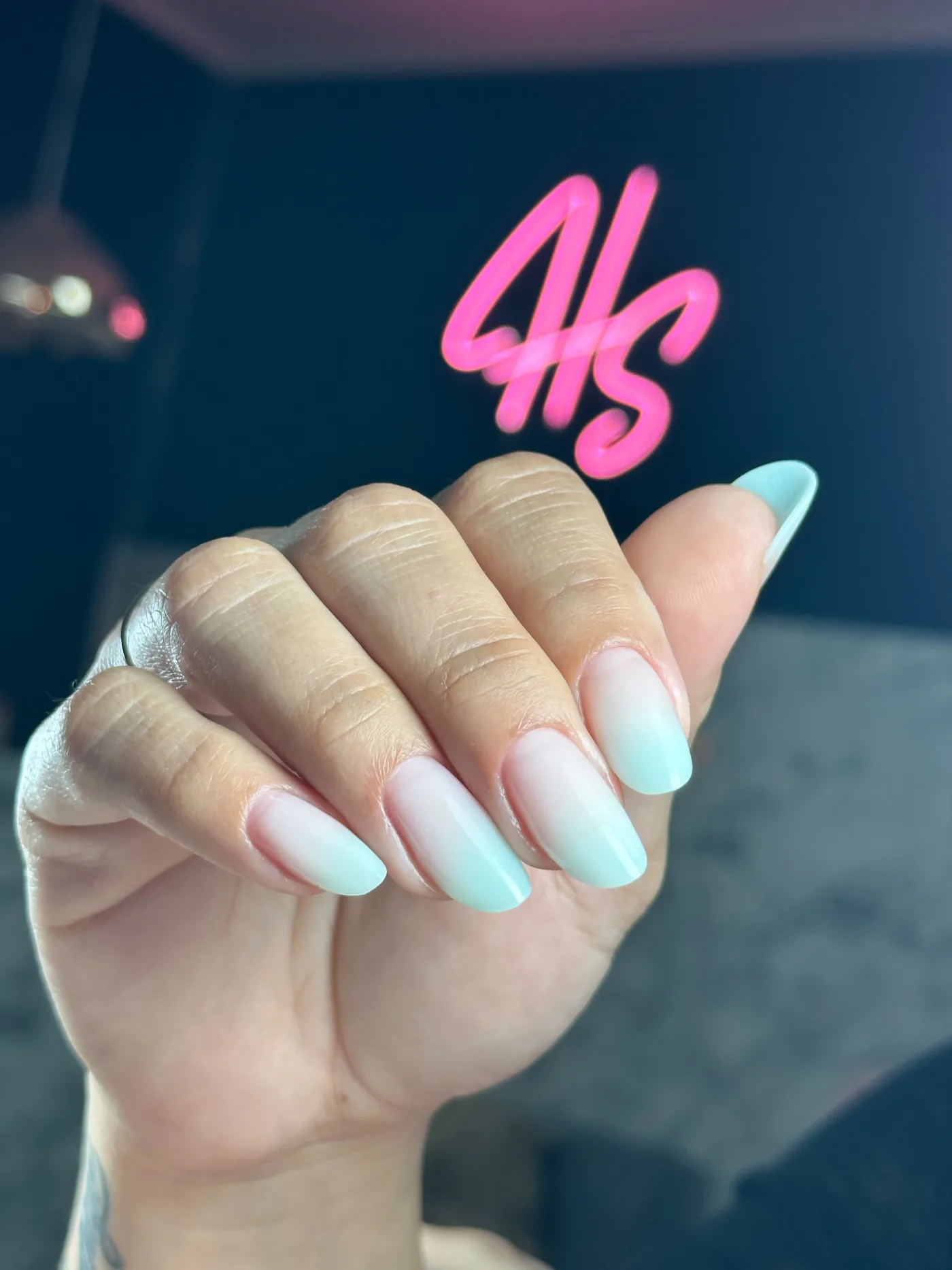 Manicura en tonos celestes realizada en Hi Studio Providencia