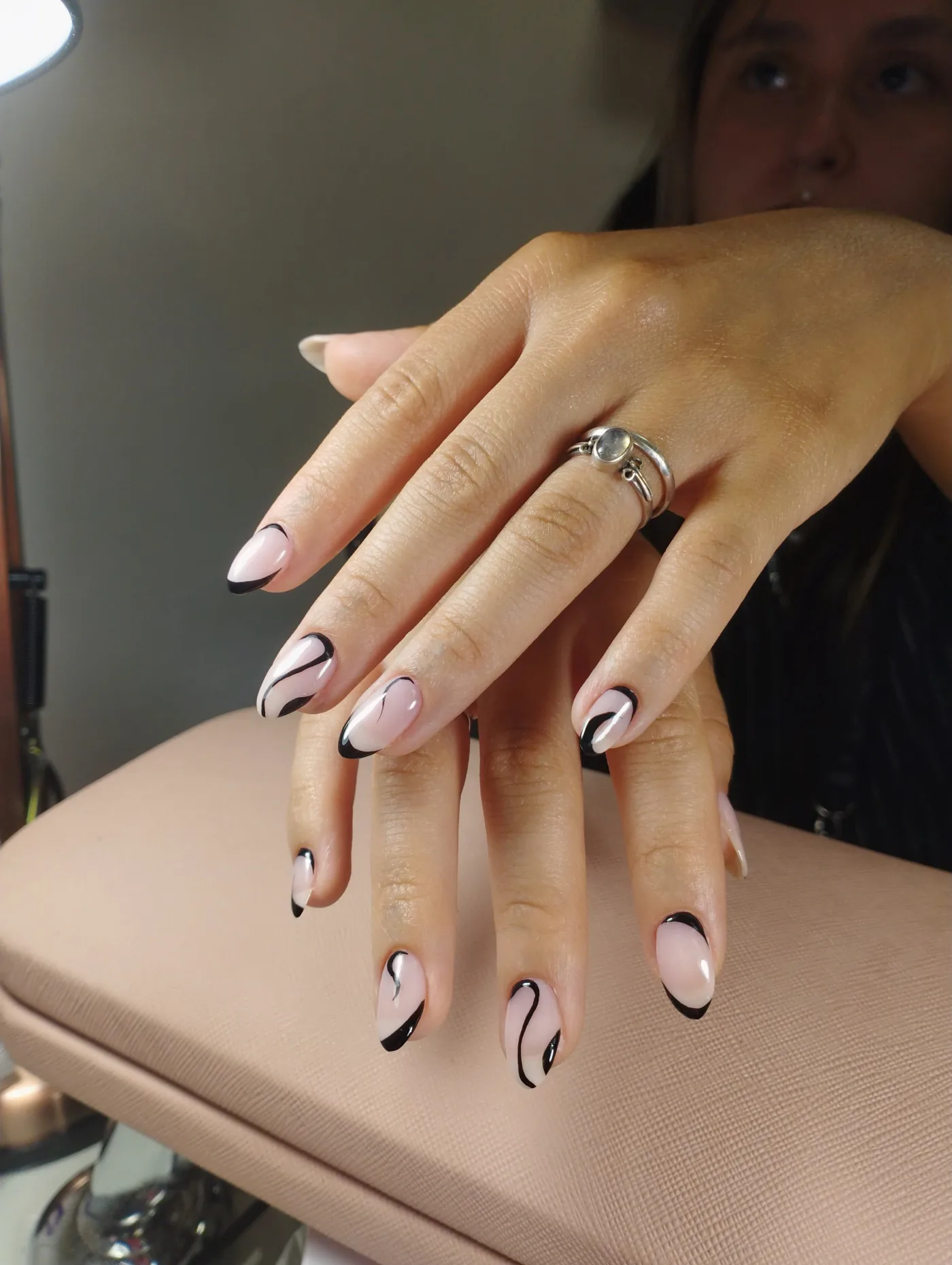 Manicura nude con detalles dorados en Hi Studio Providencia
