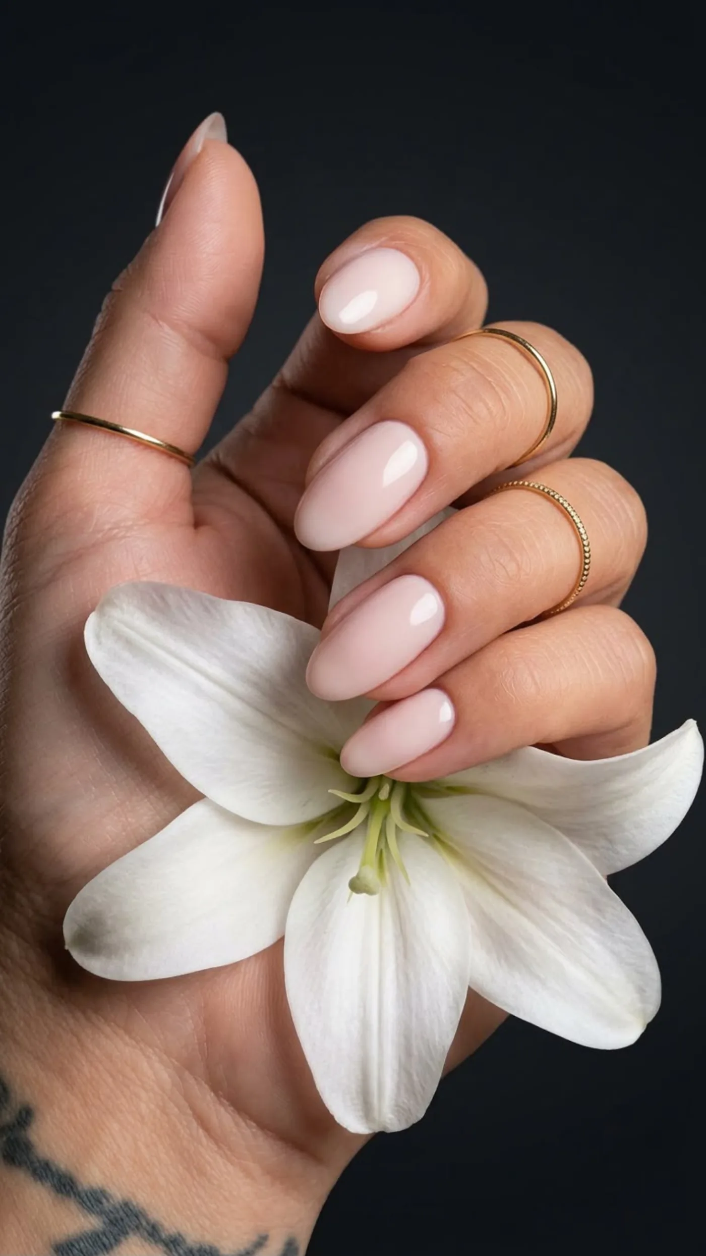 Manicura nude con flor blanca en Hi Studio Providencia