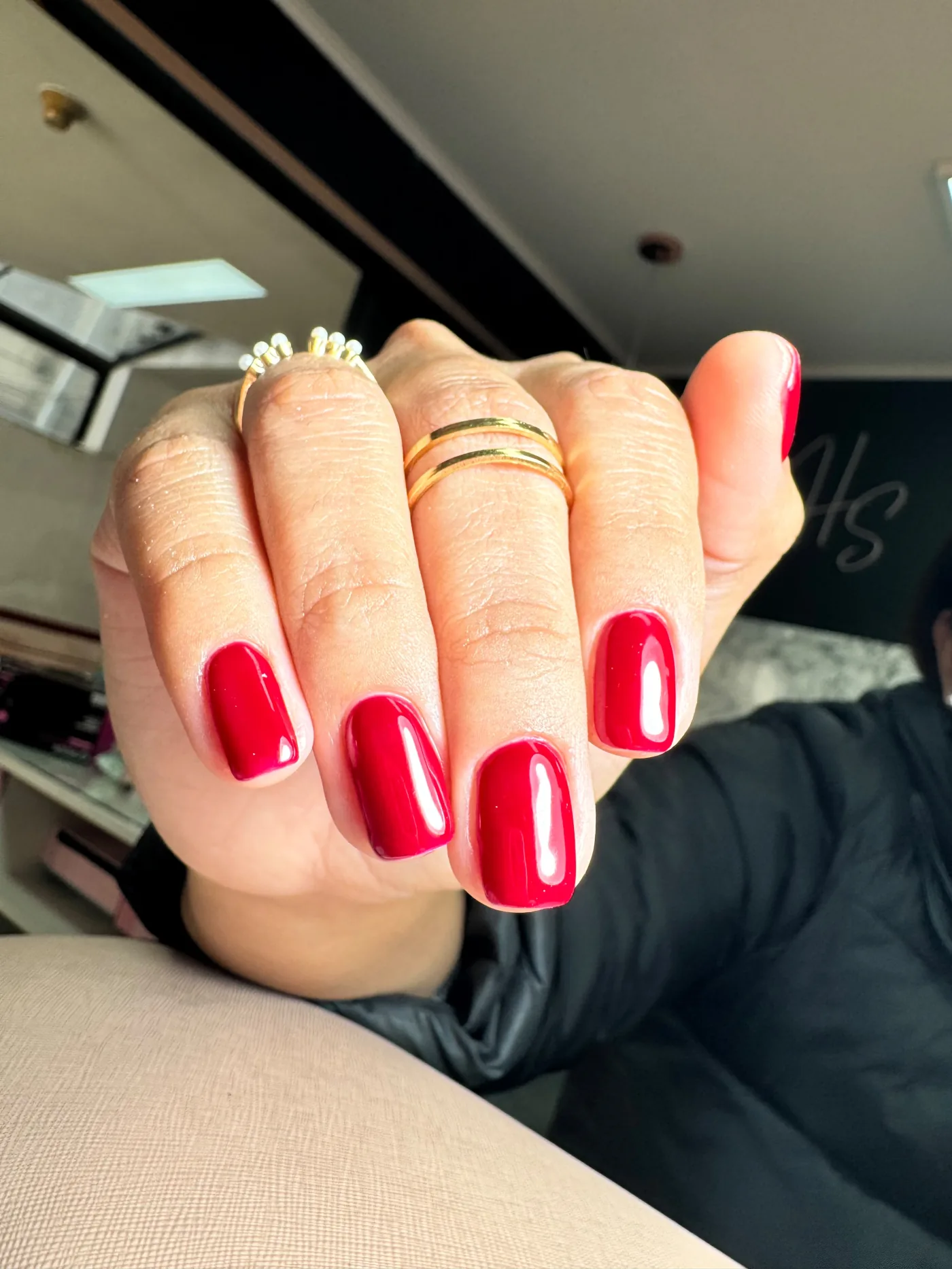 Manicura roja brillante en Hi Studio Providencia