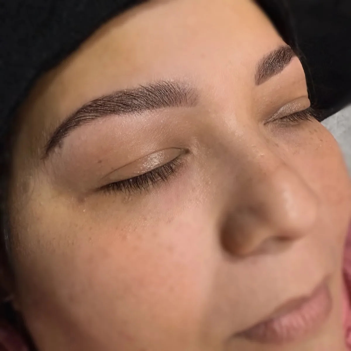 Vista de ambas cejas con contornos definidos y los ojos cerrados